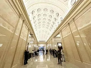 ニューヨーク金融街の巨大なオフィスビル …