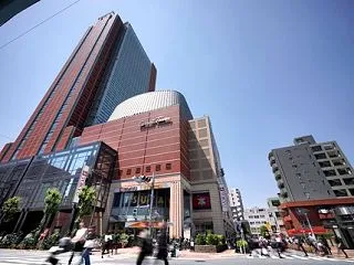 【東京・三軒茶屋】トラックが女性に衝突 …