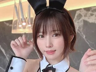  【画像】こんなバニーガールにやらしく足…
