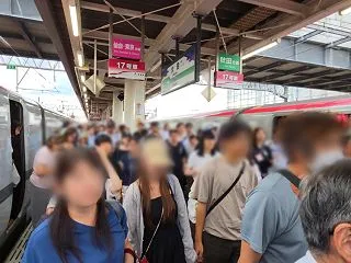 大曲の花火当日の大曲駅は、花火前からカオ…