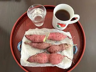 昼食は、庭で収穫したジャガイモを “ レ…