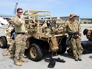 横田基地のポラリス MRZR