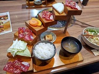 贅沢焼肉ランチは野菜ビュッフェ付きで大満…
