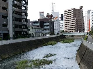 川沿いのマンション群