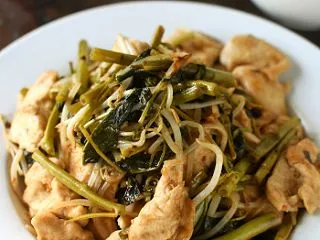 チキン、空芯菜、もやしの炒め物
