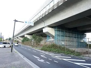 星田北の第二京阪道路で橋脚に足場が組まれ…