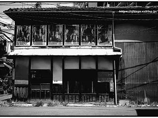 古い家屋に、”マルフク” ひとつ