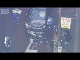 【東京】乗用車が女性に衝突 女性は両足切…