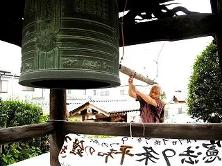 【フォトアングル】「平和の鐘つき」思い込…