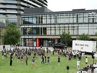 外の世界は動いてるけど、私は私の世界で…