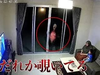 防犯カメラが捉えた！窓の外に立つあり得な…