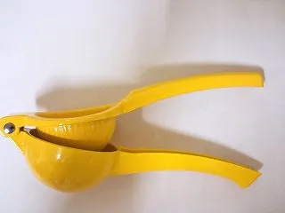 カラマンシー絞り器。 Calamansi…