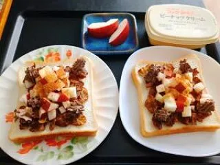 朝食 チョココーンフレークりんごホイップ…
