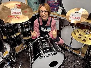 BABYMETALのエプロンをつける青山…