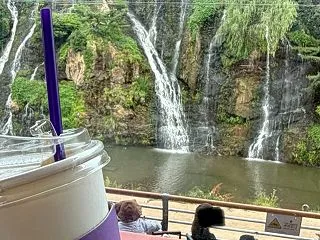 西大門♫コレが人工の滝なん〜映えなカフェ…