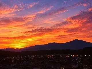 茜色に染まった夕焼け空