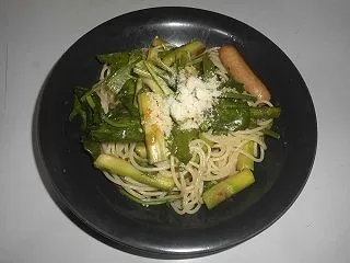 腐りかけのアスパラでパスタを作る