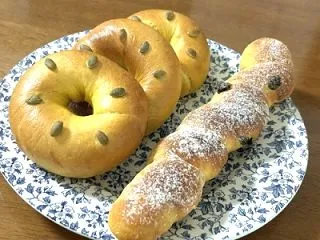 パンプキンベーグルとパンプキンレーズンバ…