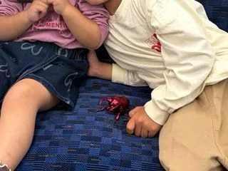 電車に乗りたい子どもたちと乗りたくない大…