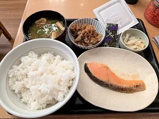 なか卯 銀鮭牛小鉢朝食 納豆トッピング