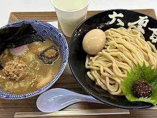名古屋駅のホームで六厘舎のつけ麺を食べる…