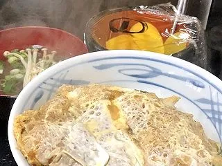 出前大人気の食堂は店内で食べても美味しい…