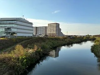 新河岸川を合流を見ながら志木市役所から川…