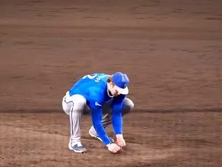 DeNA・レイノルズ、甲子園の土を持ち帰…
