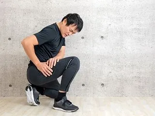 しゃがむと股関節が痛いのはなぜ？深く曲げ…