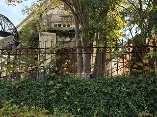 キューピッドは、この石のフェンス