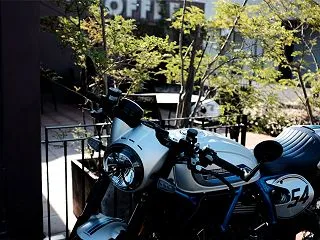 バイクで秋の爽やかテラスカフェモーニング…
