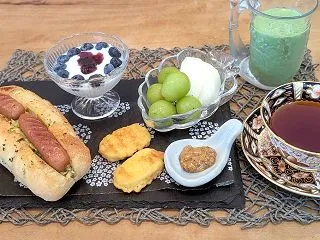 ガーリックフランスのホットドックの朝食♪