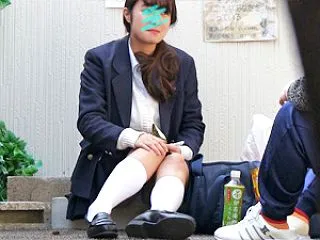 女子校生 大股開きでパンチラ