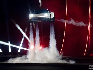 テスラ新型ロードスター、「空を飛ぶ」仕組…