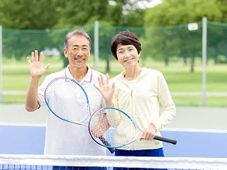 肩が痛いのにテニスを続けていい？五十肩の…