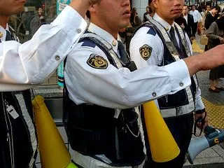 【話題】『東急線すごいな… 警官が外国人…