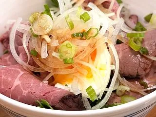 嫁氏特製ローストビーフ丼。良いねぇ、美味…
