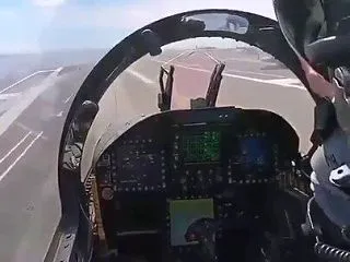 操縦桿から手を離したまま約2秒で海の上へ…