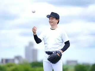 投げると肩が痛いのは野球肩なのか五十肩な…