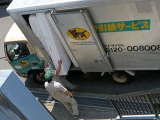 マンションのエレベーターにマットレスが入…