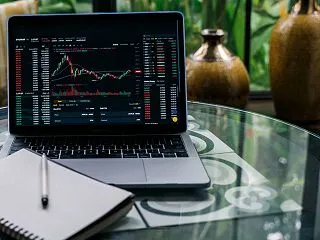 金融リテラシーが高いと架空の用語でも知っ…