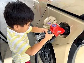 【GS】ガソリンスタンドで子どもが給油、…