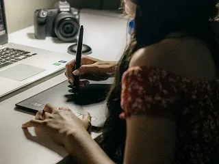 AI で描いたイラストは、ファン支援サイ…