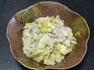 釜揚げしらす100gとキャベツ半玉で塩炒…