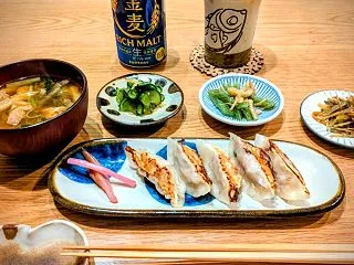 ピリ辛豚汁風うどん弁当と鶏しそ餃子の晩酌…