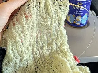 移動中にカシミヤ糸のストール編み編み。