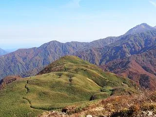 秋の雨飾山「雨飾高原キャンプ場から紅葉と…
