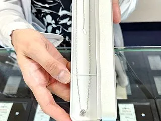 1カラットの一粒ネックレスをお選びいただ…