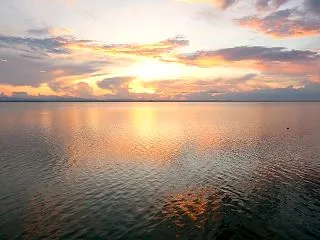 夕色に燃えるトラジメーノ湖 最適な投稿時…