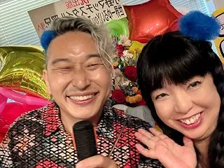 暗闇から夜明けそして光の中へと向かう人が…